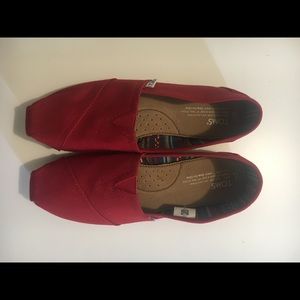 Size nine, red pair of toms.